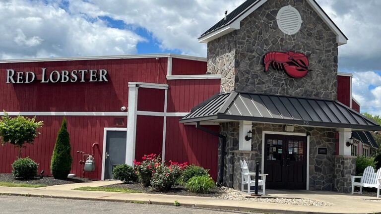 Red Lobster Holiday Hours for Easter Sunday, Thanksgiving, and More